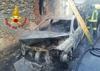 Auto in fiamme a Setzu, intervengono i vigili del fuoco