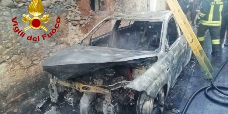 Auto in fiamme a Setzu, intervengono i vigili del fuoco
