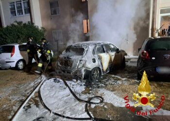 Olbia: un’altra auto incendiata, sul posto i vigili del fuoco e i carabinieri