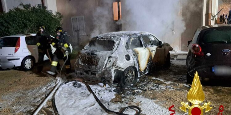 Olbia: un’altra auto incendiata, sul posto i vigili del fuoco e i carabinieri