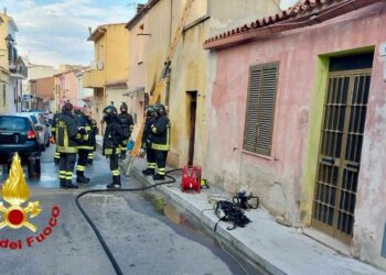 Olbia: a fuoco un appartamento abbandonato in via Nuova, intervengono i vigili del fuoco