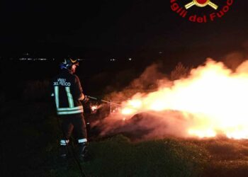 Valledoria: incendio di macchia mediterranea nei pressi della provinciale 90