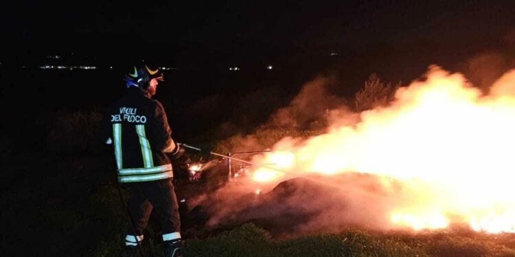 Valledoria: incendio di macchia mediterranea nei pressi della provinciale 90