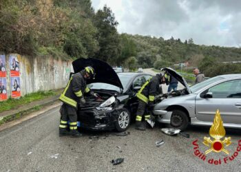 Ossi: scontro tra due auto, una persona finisce in ospedale