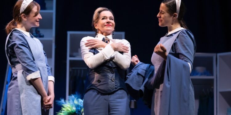 Eva Robin’s è Madame ne “Le Serve” di Jean Genet, in tournée nell’Isola sotto le insegne de La Grande Prosa del CeDAC Sardegna