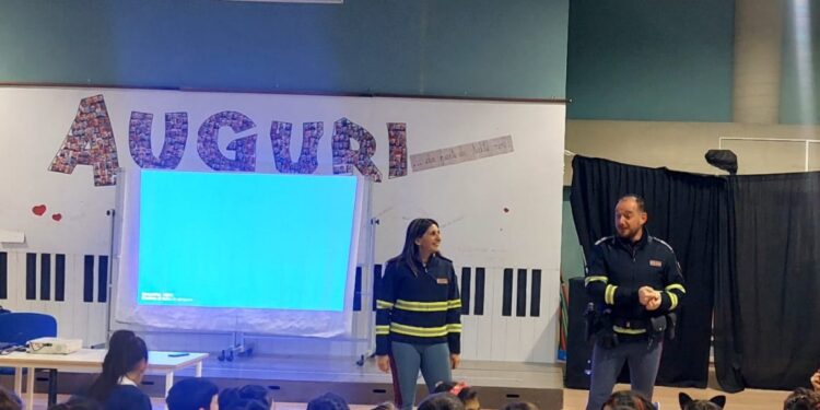 Questa mattina gli agenti della sezione Polizia stradale di Cagliari hanno incontrato gli alunni dell’Istituto Comprensivo statale di Dolianova