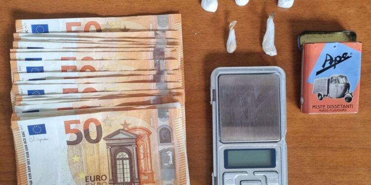 La Polizia di Stato ha arrestato un 69enne in flagranza per l’ipotesi di reato di detenzione ai fini di spaccio di sostanza stupefacente