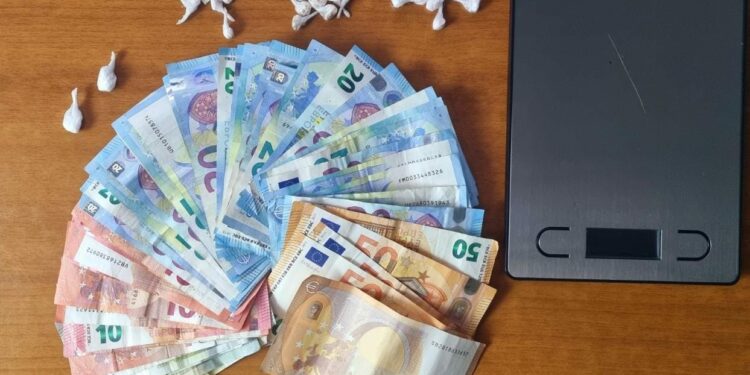 Spacciava e deteneva sostanze stupefacenti: un 28enne cagliaritano arrestato dalla Polizia di Stato