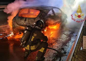 I vigili del fuoco di Cagliari sono intervenuti nella notte per auto in fiamme in due distinti interventi
