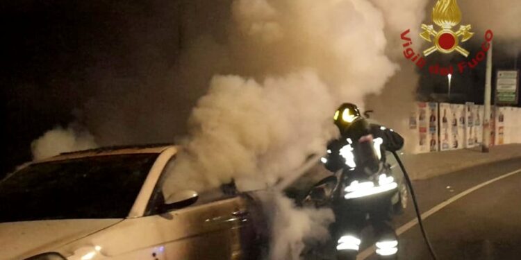 I vigili del fuoco sono intervenuti intorno alle 00.20, per spegnere l’incendio di un’auto in sosta in via Don Minzoni, a Quartucciu
