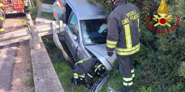 Santa Teresa Gallura: auto esce di strada sulla statale 133 bis, soccorsa una persona
