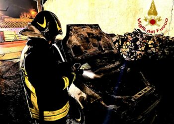 Palmas Arborea: prende fuoco un’auto, sul posto i vigili del fuoco