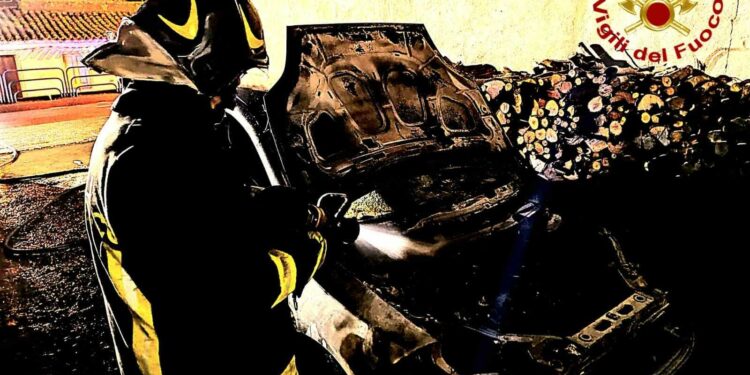 Palmas Arborea: prende fuoco un’auto, sul posto i vigili del fuoco