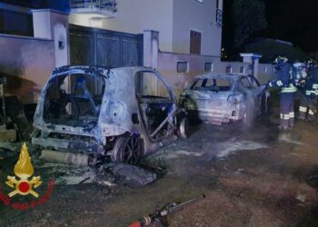 Olbia: a fuoco due auto in via Boito, intervengono i vigili del fuoco