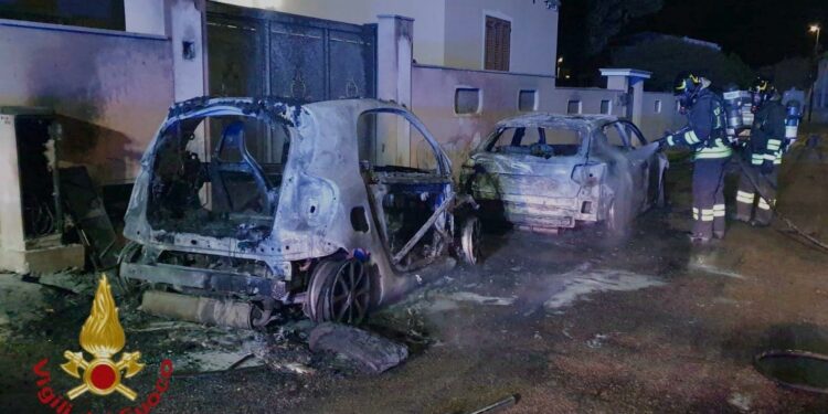 Olbia: a fuoco due auto in via Boito, intervengono i vigili del fuoco
