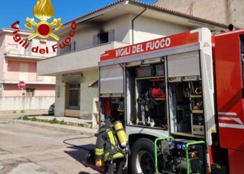 Olbia: prende fuoco la cucina di un appartamento, sul posto i vigili del fuoco