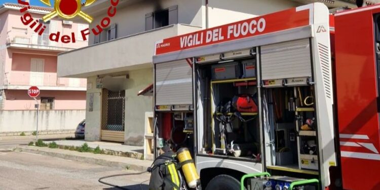 Olbia: prende fuoco la cucina di un appartamento, sul posto i vigili del fuoco