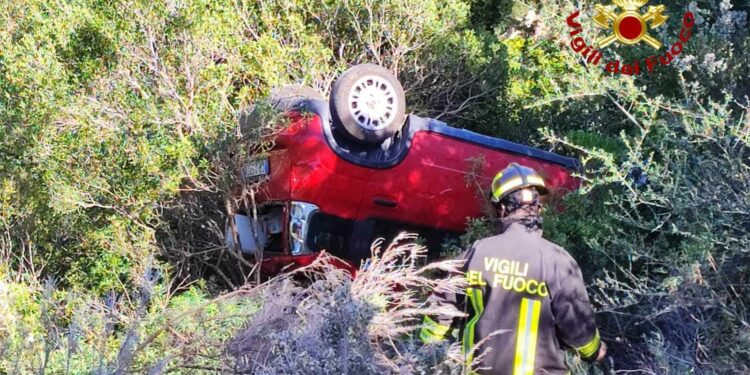 San Teodoro: incidente stradale sulla strada del rio Pitrisconi, lievemente contuse due ragazze