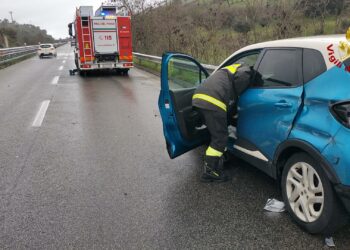 Incidente stradale sulla 131 Dcn, tamponamenti e feriti