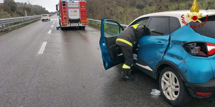 Incidente stradale sulla 131 Dcn, tamponamenti e feriti