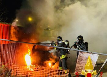 Olbia: auto a fuoco in via Nanni, sul posto i vigili del fuoco e i carabinieri