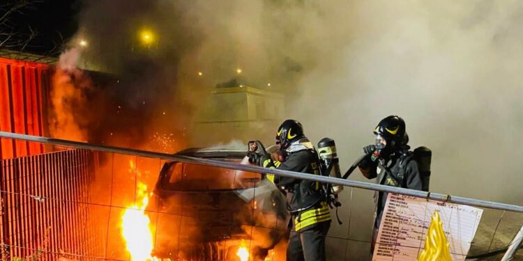 Olbia: auto a fuoco in via Nanni, sul posto i vigili del fuoco e i carabinieri