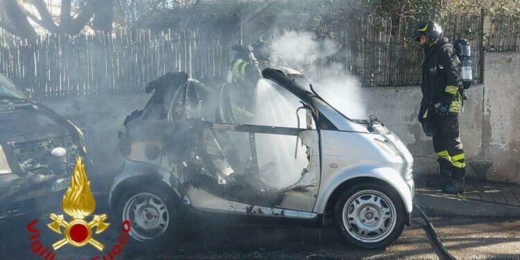 Olbia: auto in fiamme in via Piro