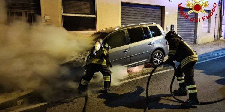 Oliena: a fuoco un’auto, sul posto i vigili del fuoco