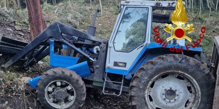 Nughedu San Nicolò: il trattore si ribalta, morto il conducente