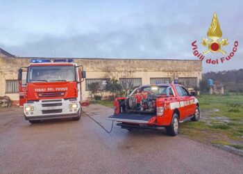 Abbasanta: incendio all’interno di una carrozzeria, sul posto i vigili del fuoco