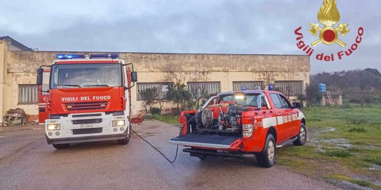 Abbasanta: incendio all’interno di una carrozzeria, sul posto i vigili del fuoco