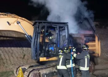 Bultei: a fuoco un escavatore e una pala