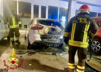 Olbia: a fuoco un’auto in via Gennargentu, sul posto i vigili del fuoco
