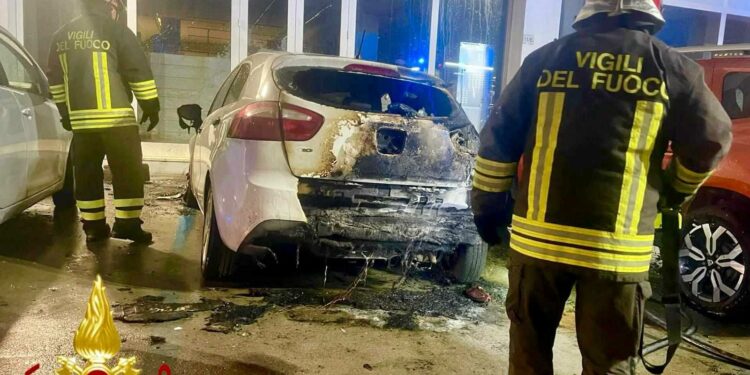 Olbia: a fuoco un’auto in via Gennargentu, sul posto i vigili del fuoco
