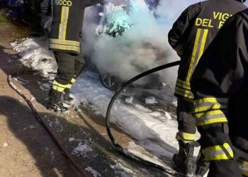 La Maddalena: a fuoco un’auto a Puzzoni, intervengono i vigili del fuoco