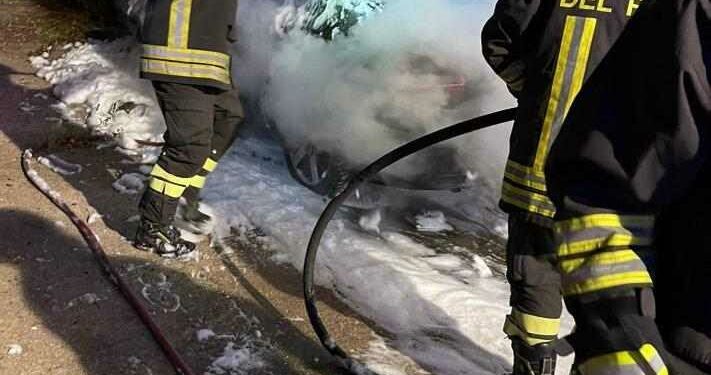 La Maddalena: a fuoco un’auto a Puzzoni, intervengono i vigili del fuoco