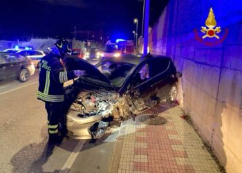 Questa sera tre auto sono rimaste coinvolte in uno scontro, in via Is Cornalias, a Cagliari. Il bilancio è di un ferito in codice giallo