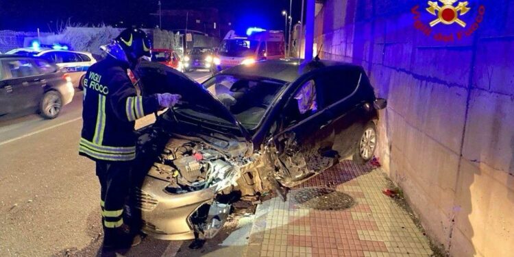Questa sera tre auto sono rimaste coinvolte in uno scontro, in via Is Cornalias, a Cagliari. Il bilancio è di un ferito in codice giallo