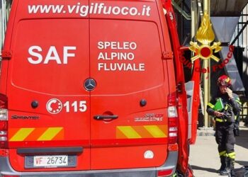 I vigili del fuoco di Cagliari sono intervenuti questa mattina per mettere in salvo un operaio caduto in un’impalcatura all’interno della stabilimento della Tecnocasic, a Macchiareddu