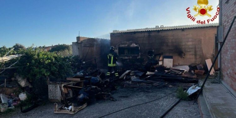 Selargius: incendio in un deposito, sul posto i vigili del fuoco
