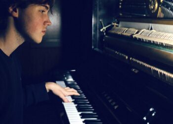 Sassari: il talento del pianoforte Alessio Salis nella sala Sassu