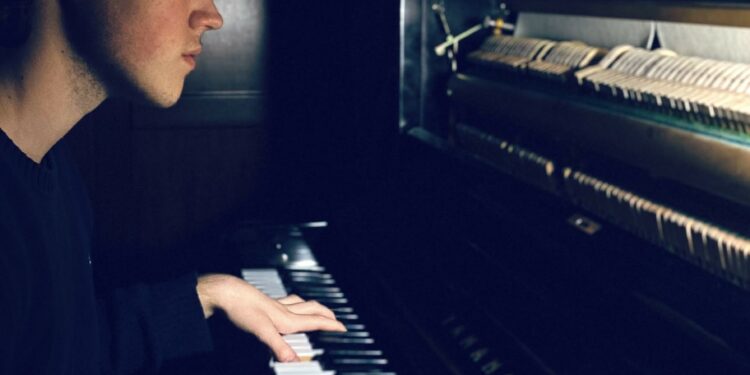 Sassari: il talento del pianoforte Alessio Salis nella sala Sassu