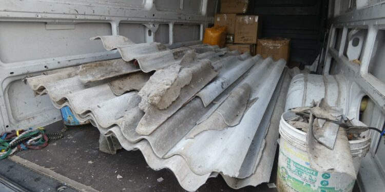 Oristano: smaltivano irregolarmente lastre amianto, due persone denunciate