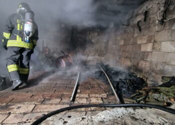 Onanì: incendio in un deposito di attrezzi, sul posto i vigili del fuoco