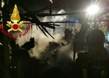 Baia Sardinia: incendio di un chiosco in riva al mare, danni ingenti