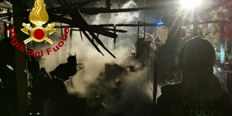 Baia Sardinia: incendio di un chiosco in riva al mare, danni ingenti