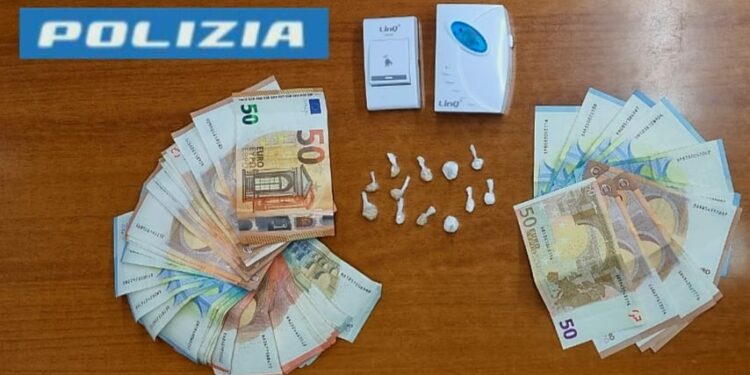 La Polizia di Stato ha arrestato in flagranza di reato un 44enne, per l’ipotesi di reato di detenzione ai fini di spaccio di sostanza stupefacente