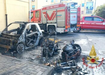 A Cagliari un incendio ha coinvolto un’auto e due scooter in sosta, i vigili del fuoco hanno evitato la propagazione delle fiamme alle abitazioni vicine