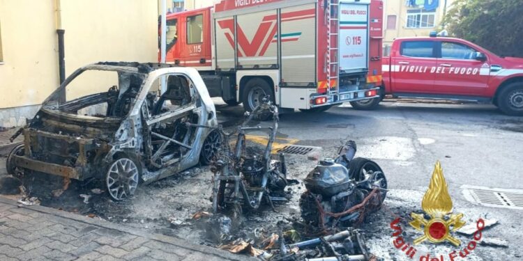 A Cagliari un incendio ha coinvolto un’auto e due scooter in sosta, i vigili del fuoco hanno evitato la propagazione delle fiamme alle abitazioni vicine