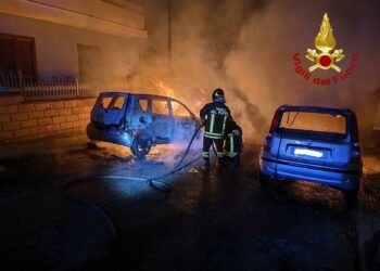 Nuoro: atto incendiario nel quartiere “Sa ‘e Sulis”, a fuoco due auto